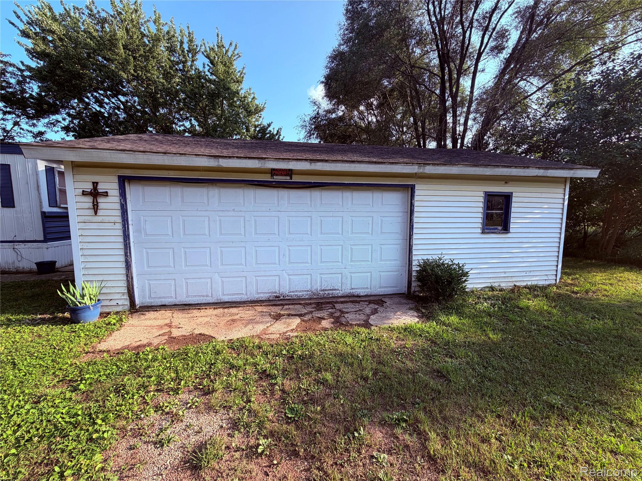 5656 Delong Road Property Photo 3