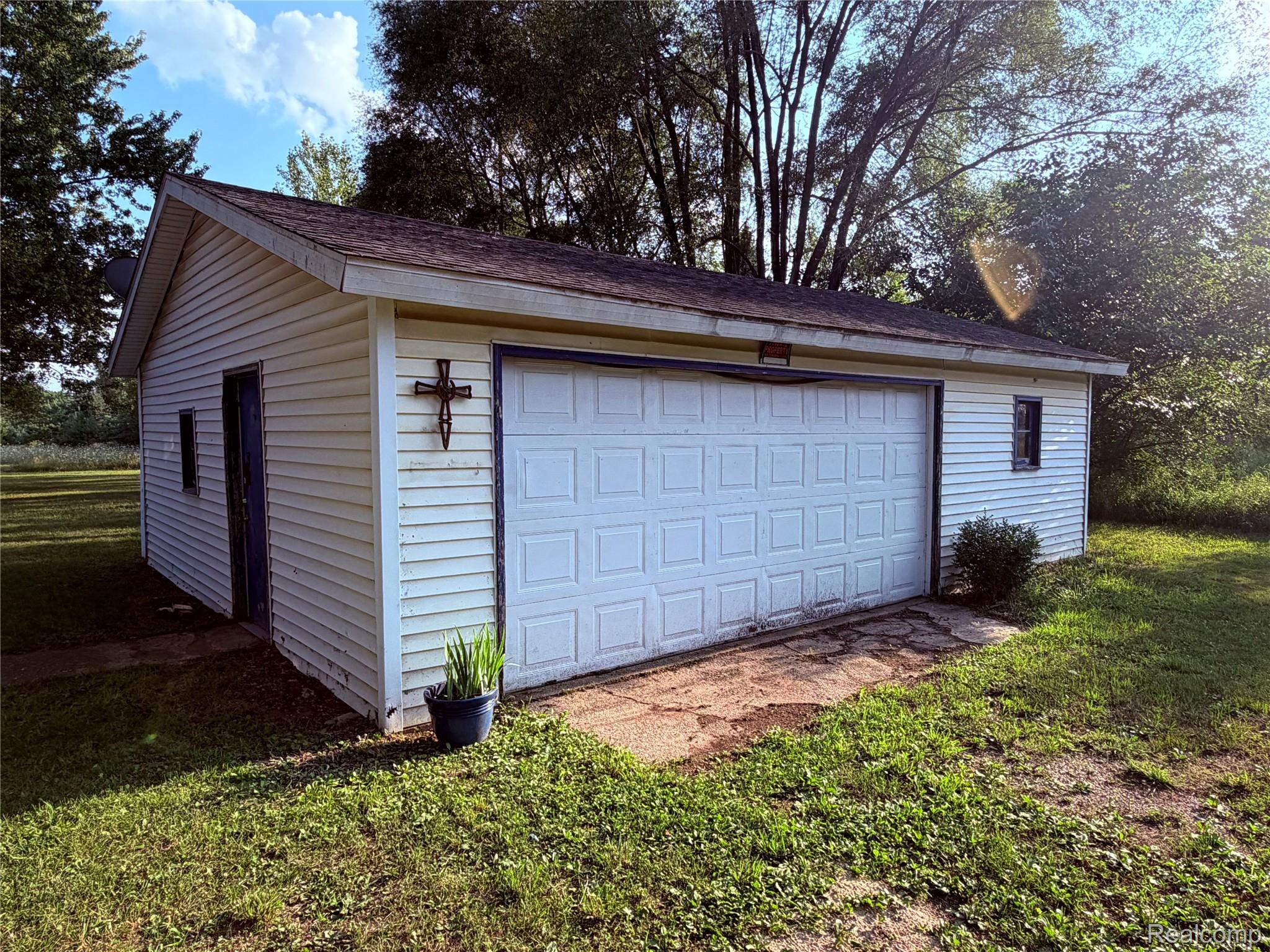 5656 Delong Road Property Photo 4