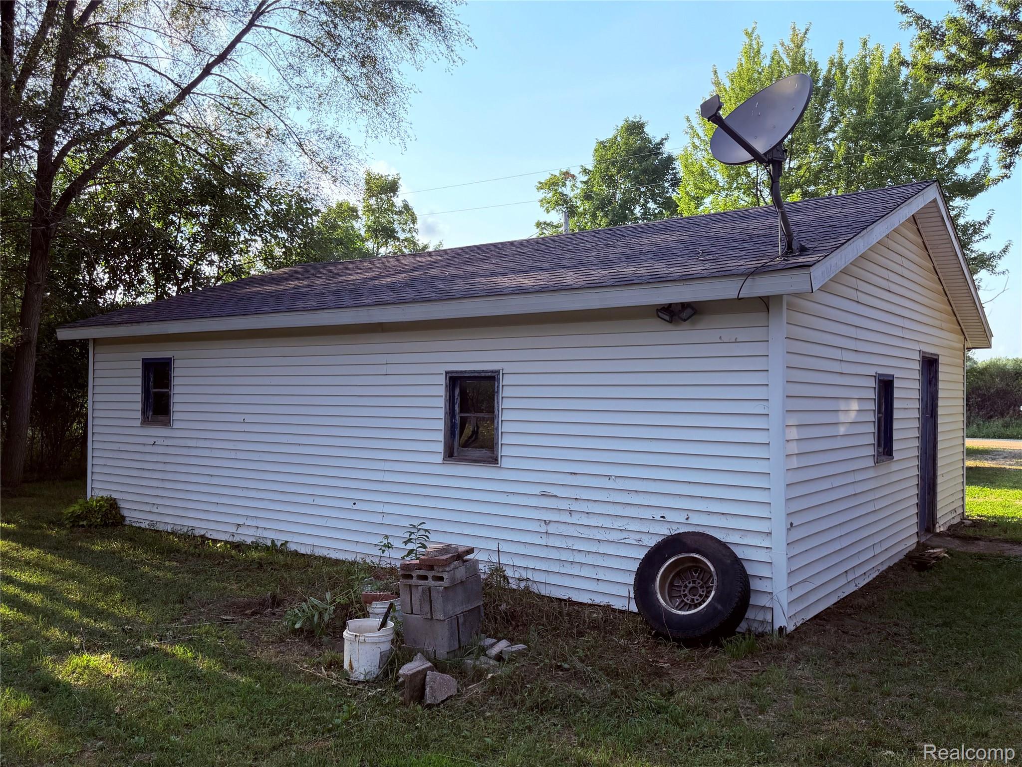 5656 Delong Road Property Photo 7