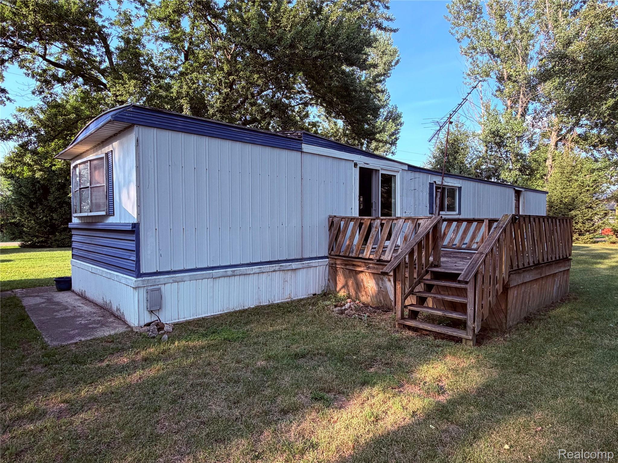 5656 Delong Road Property Photo 8