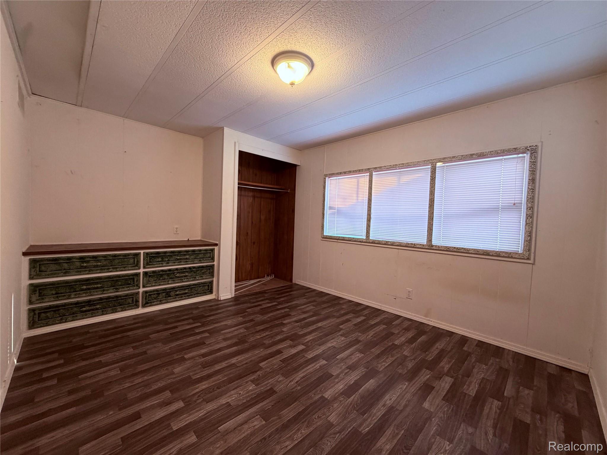 5656 Delong Road Property Photo 14