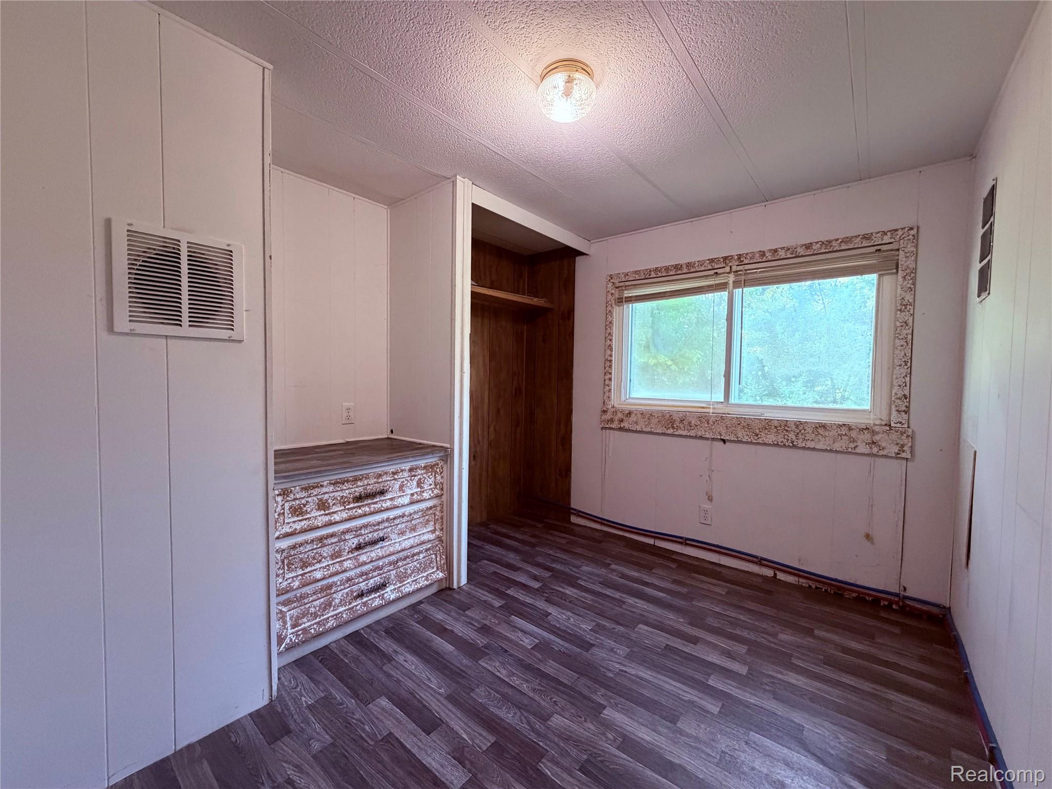 5656 Delong Road Property Photo 17