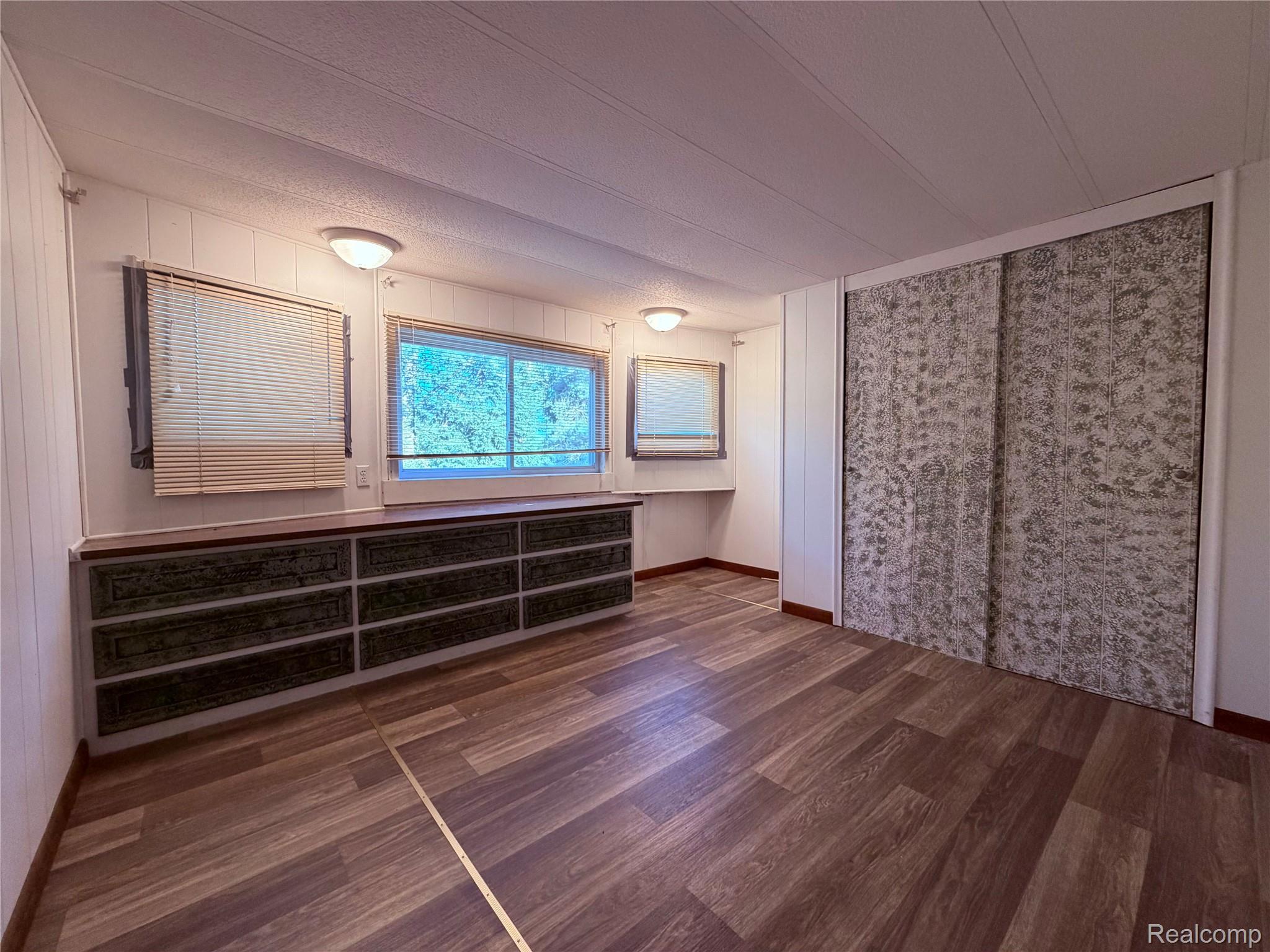 5656 Delong Road Property Photo 22