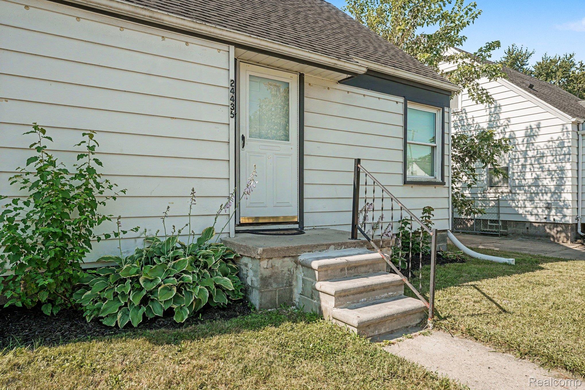 24435 Colgate Street Property Photo 5