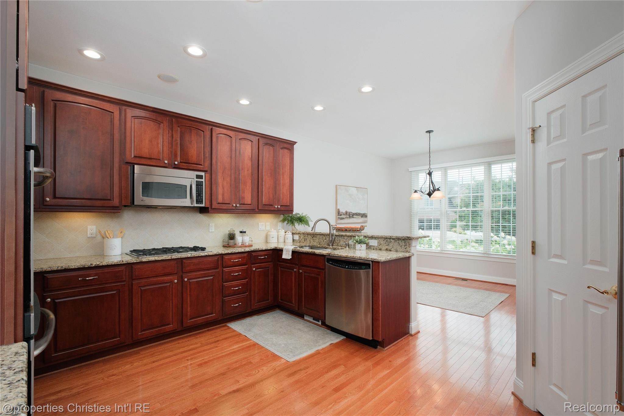 45042 Broadmoor Circle Property Photo 10