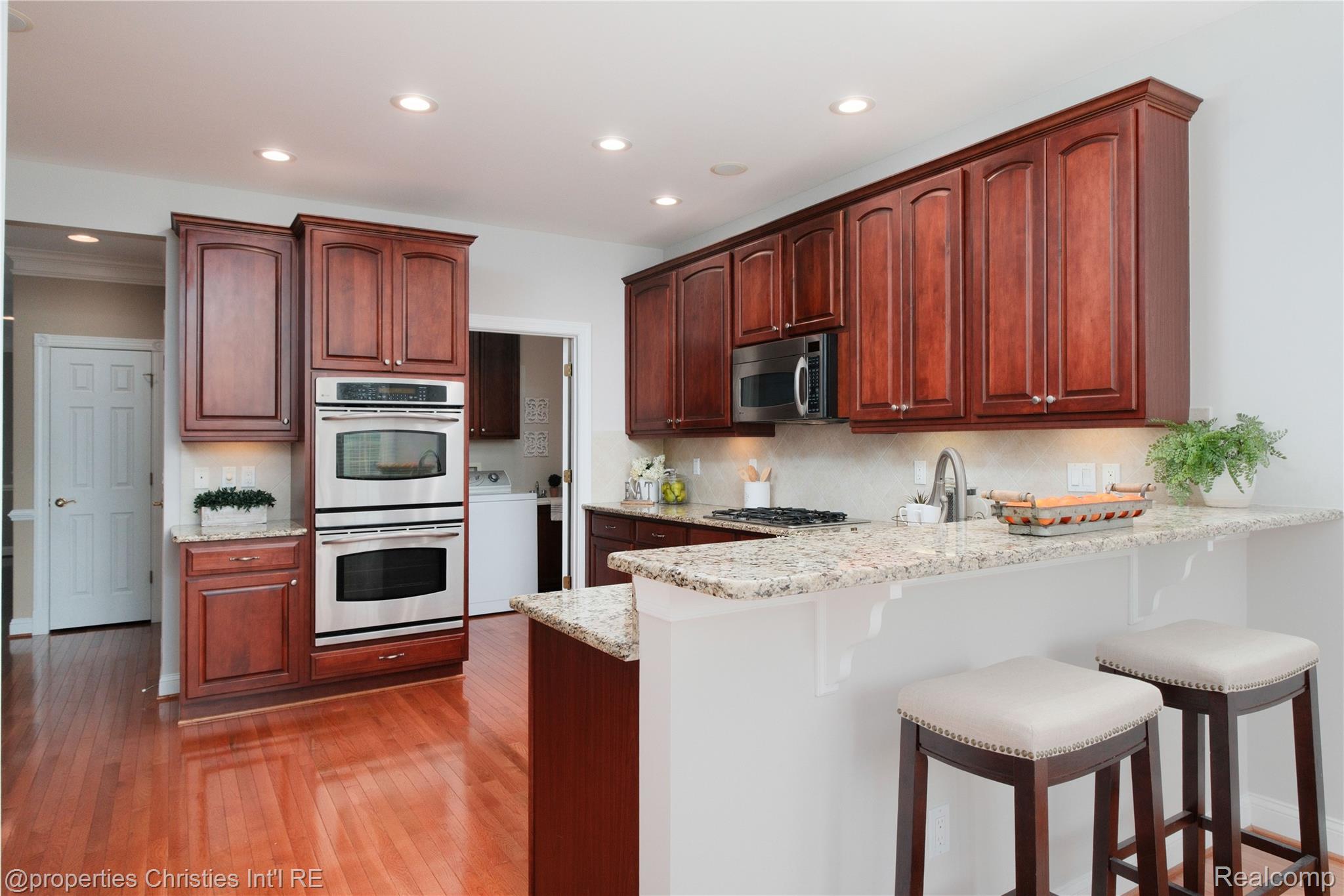 45042 Broadmoor Circle Property Photo 14