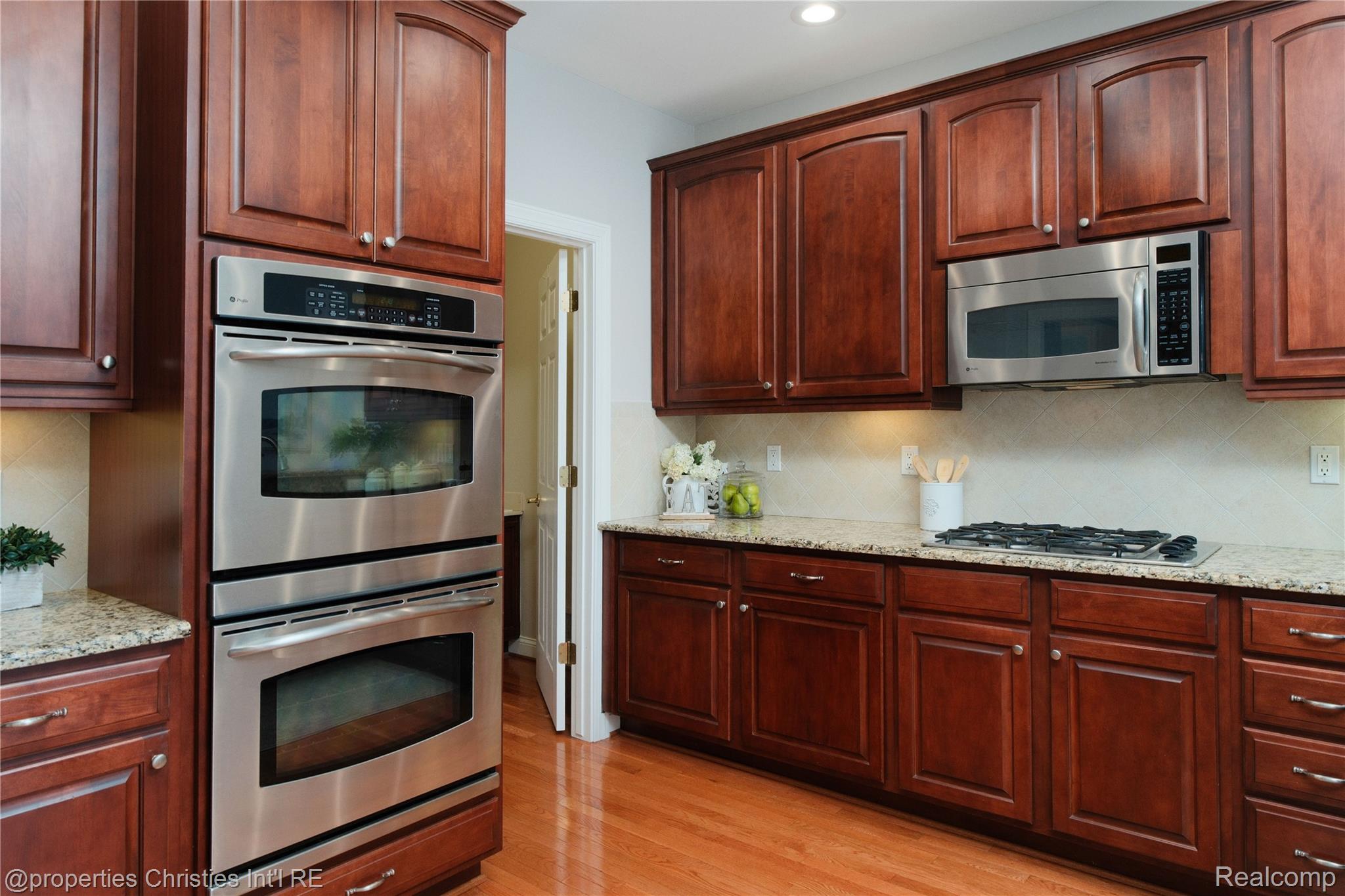 45042 Broadmoor Circle Property Photo 15