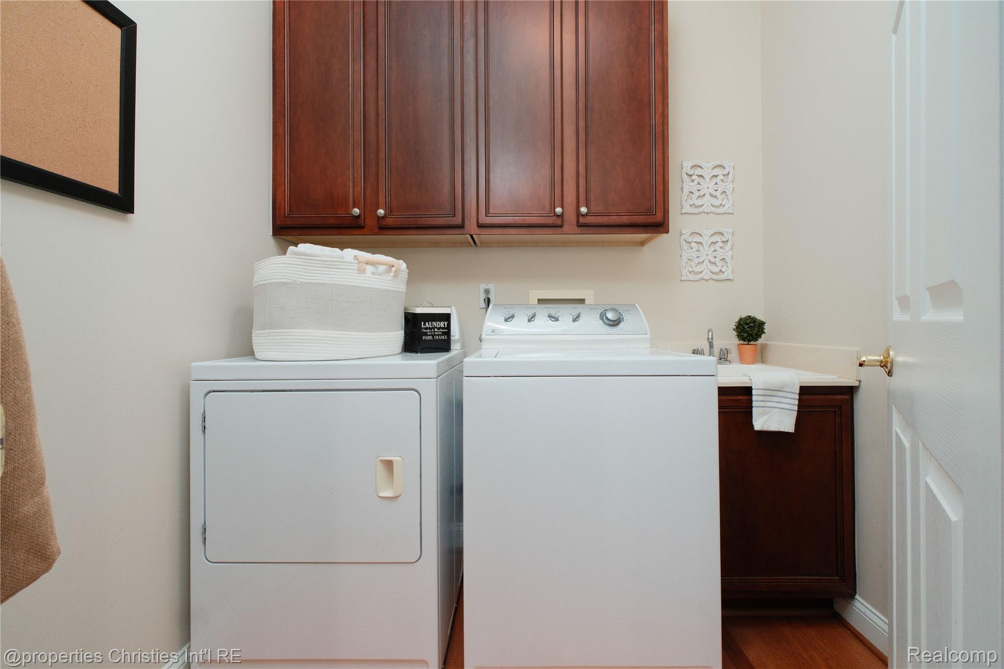 45042 Broadmoor Circle Property Photo 16