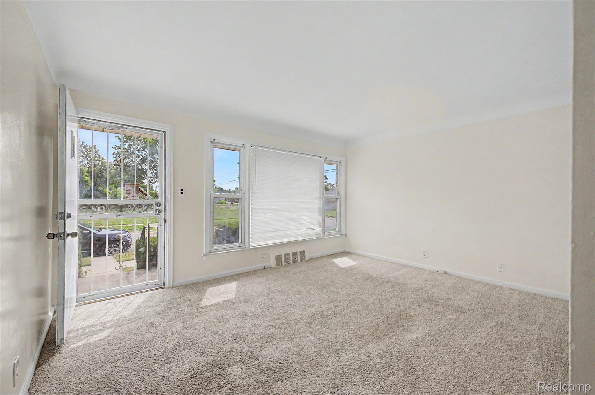 8835 Robson Street Property Photo 4