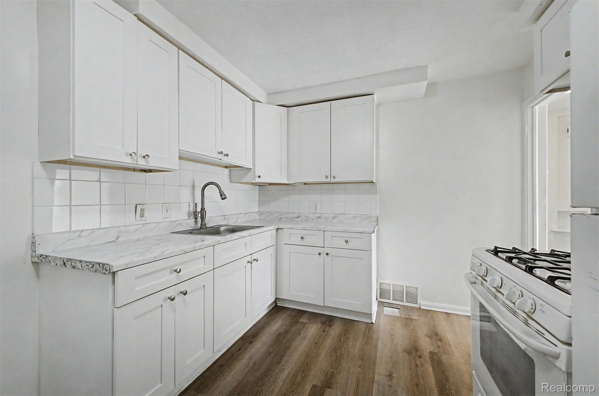 8835 Robson Street Property Photo 10