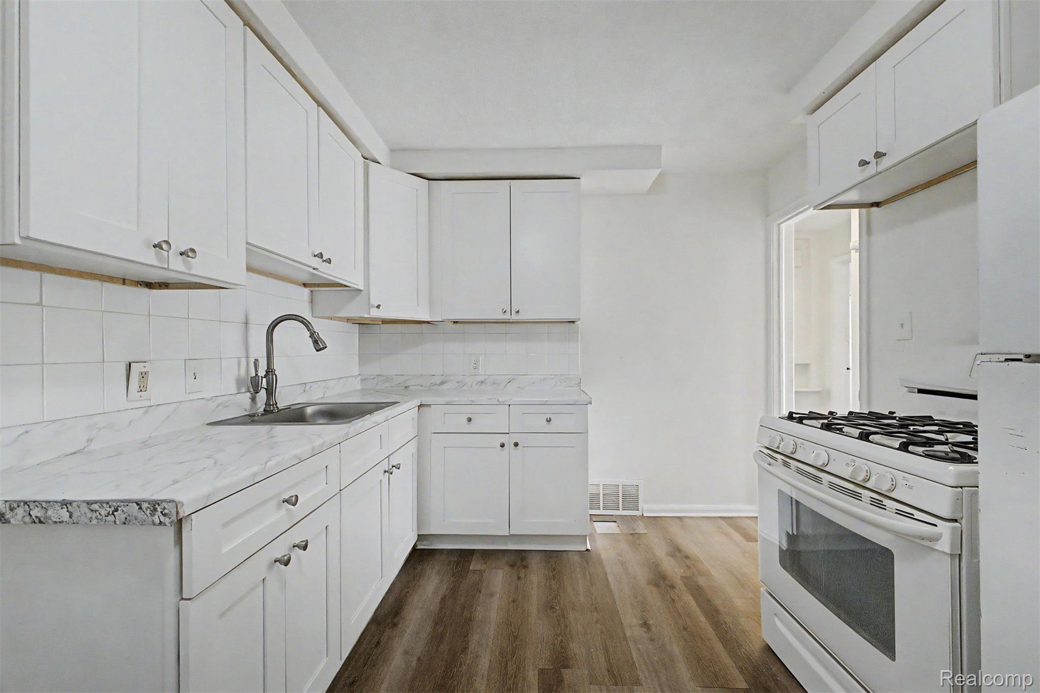 8835 Robson Street Property Photo 11