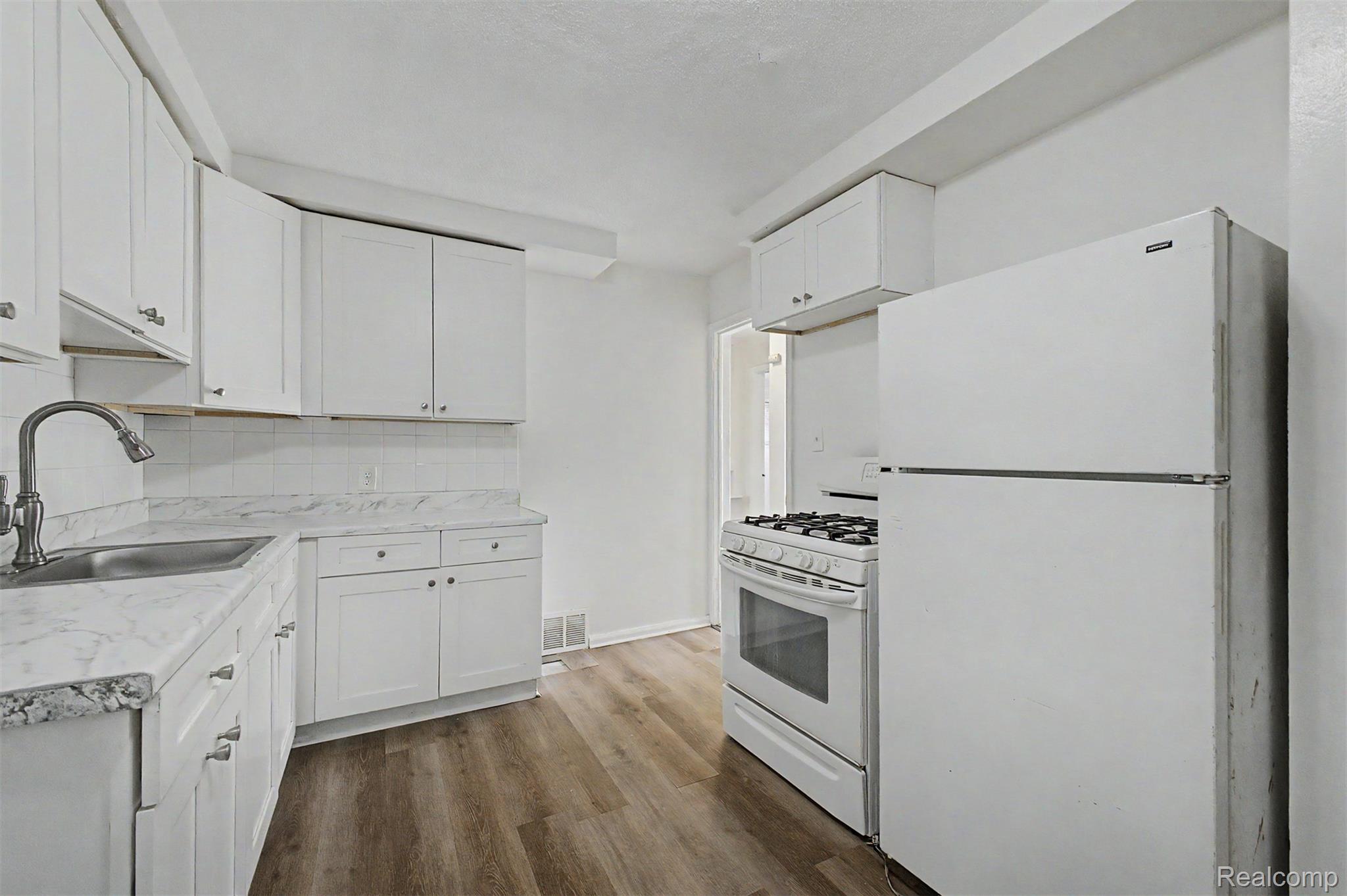 8835 Robson Street Property Photo 12