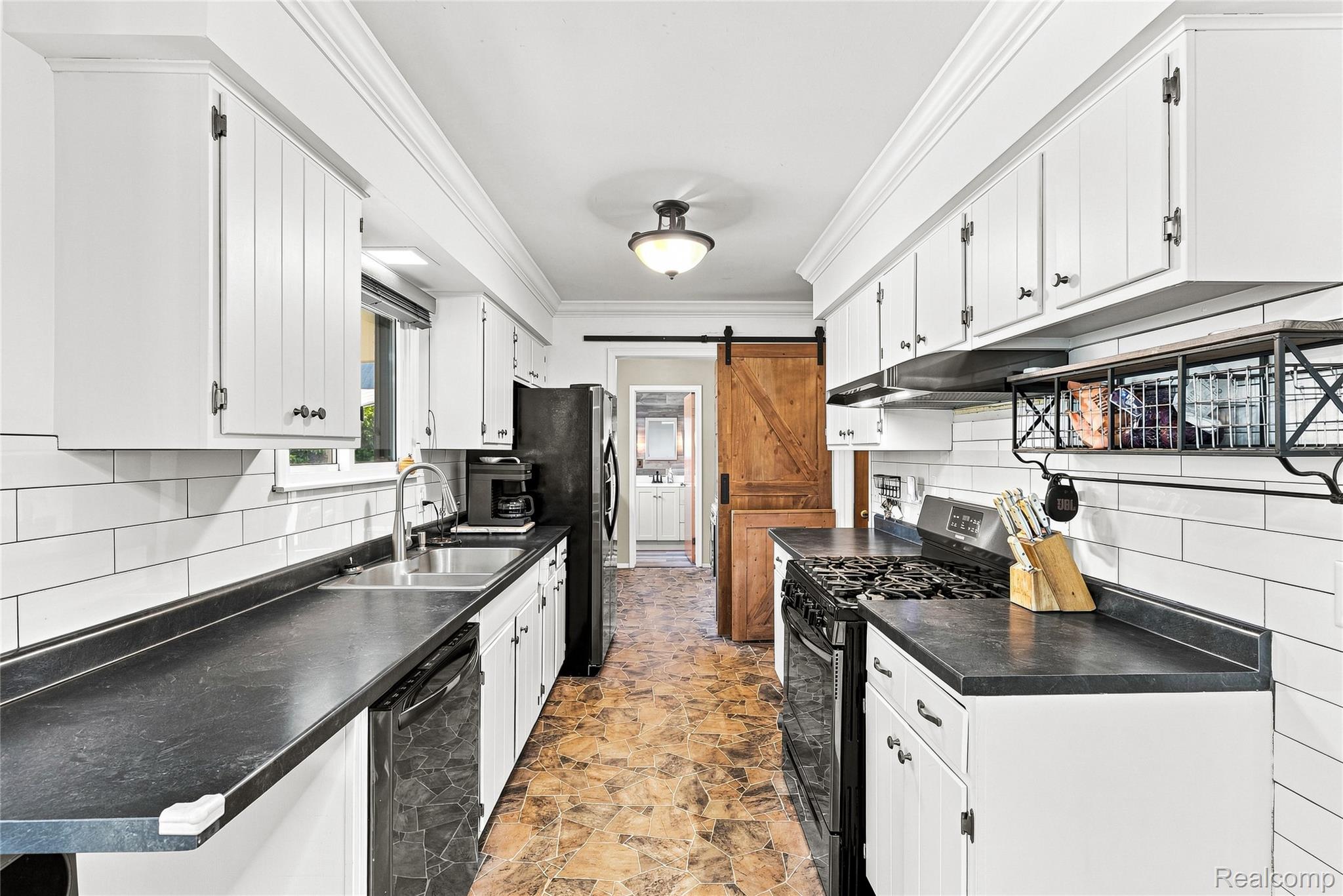 10499 E Potter Road Property Photo 12