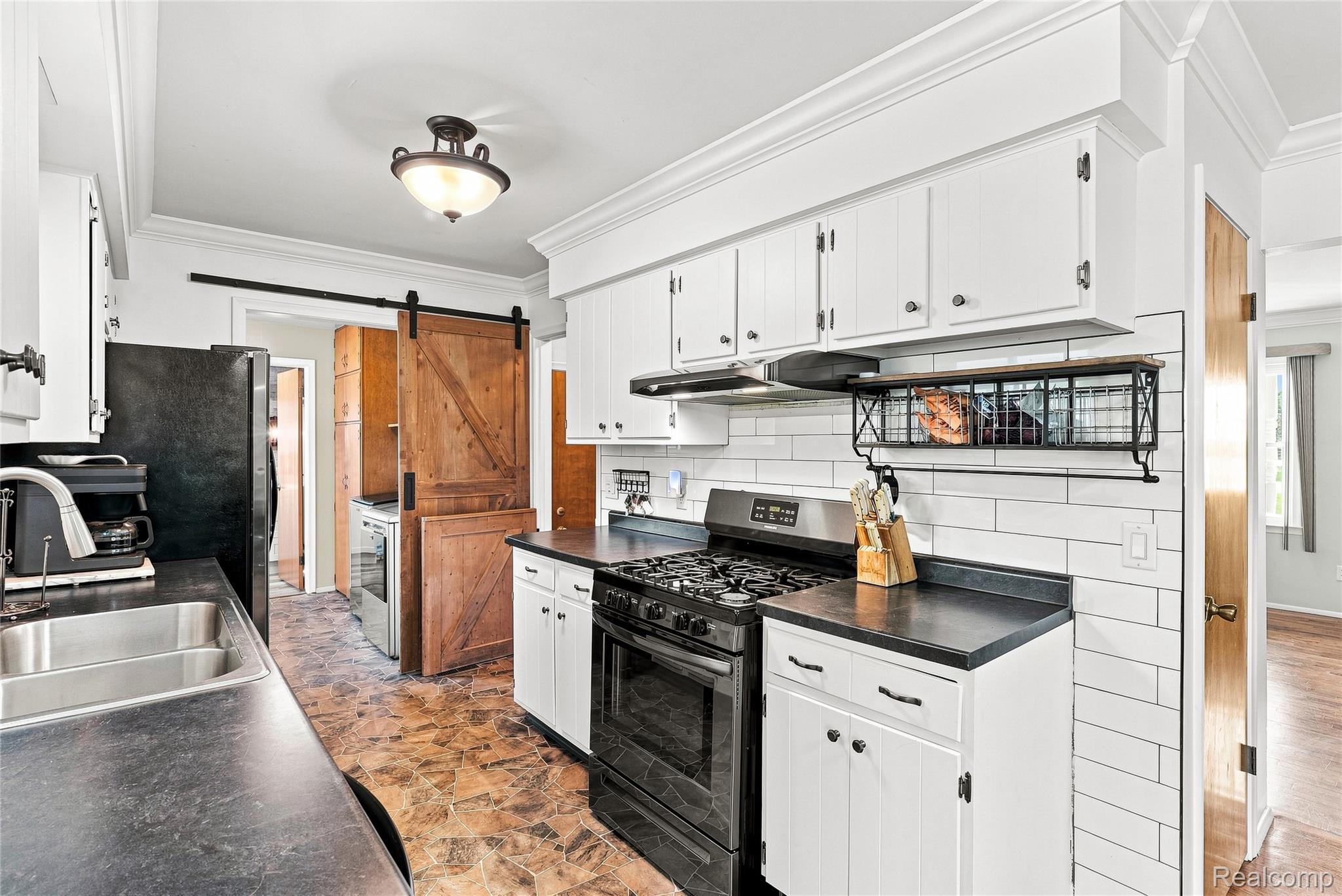 10499 E Potter Road Property Photo 13
