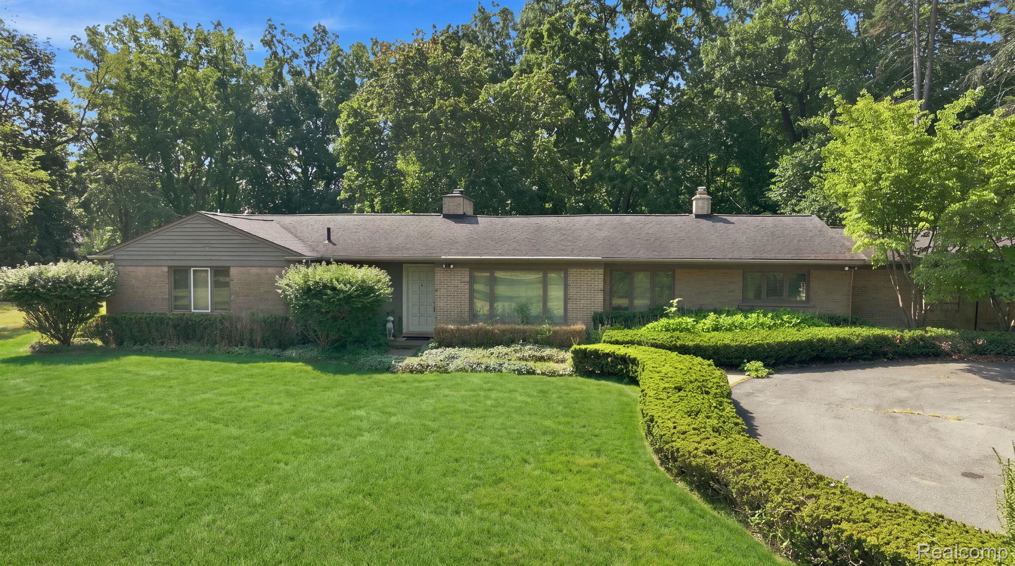 6975 Wing Lake Road Property Photo 1