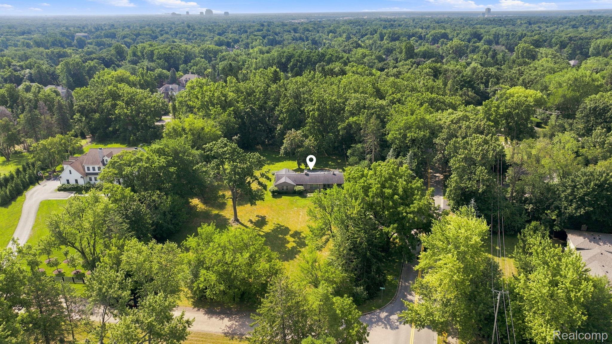 6975 Wing Lake Road Property Photo 3