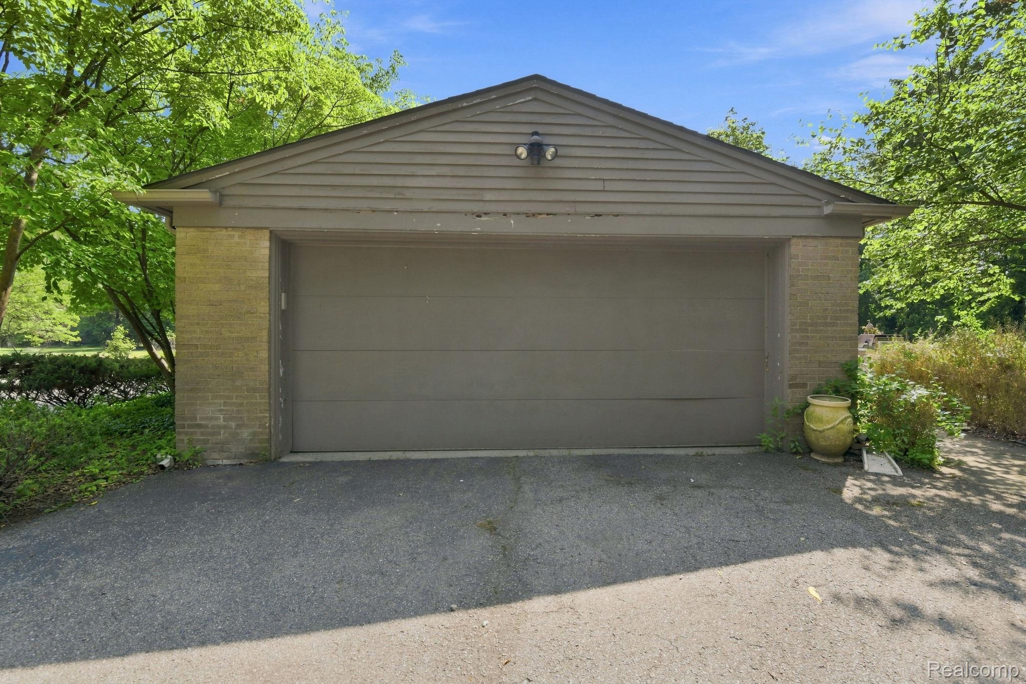 6975 Wing Lake Road Property Photo 15