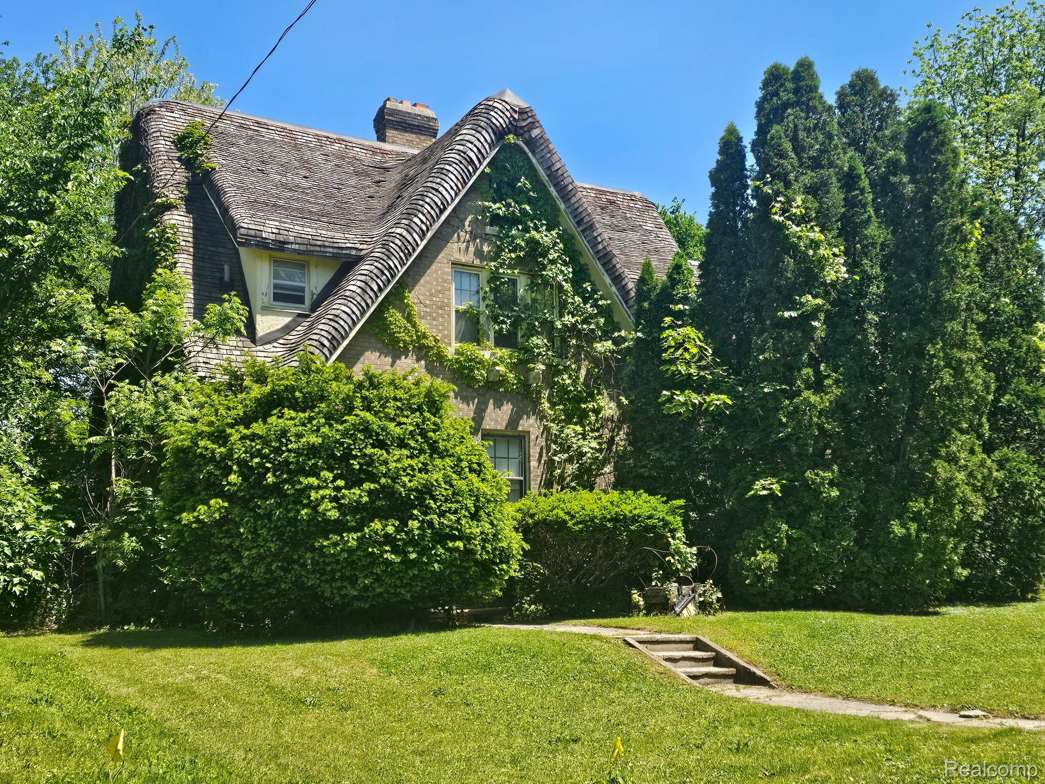 303 Ottawa Drive Property Photo 1