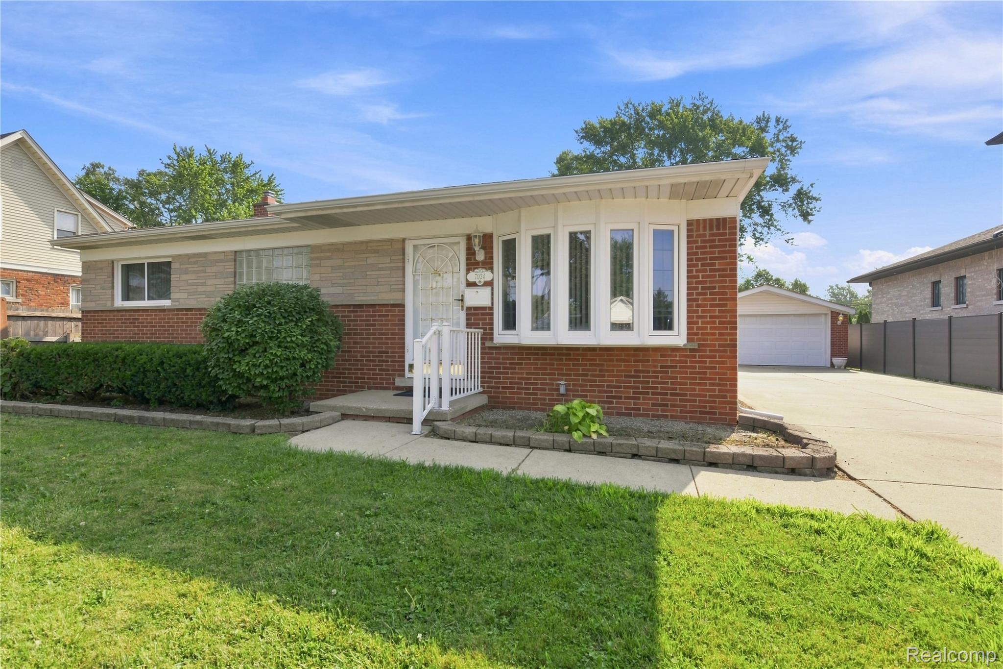 7024 N Evangeline Street Property Photo 1