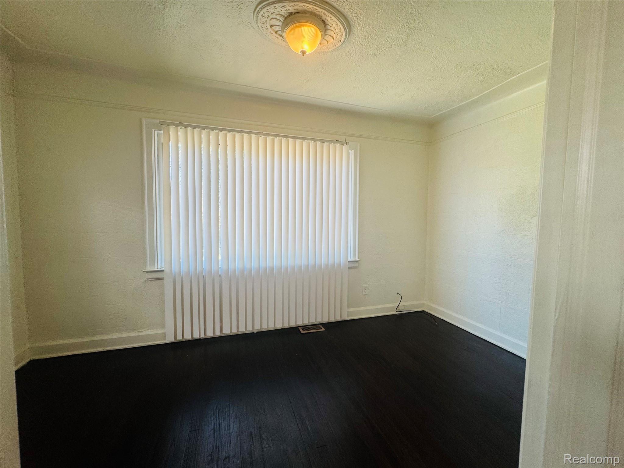 15820 Wisconsin Street Property Photo 6