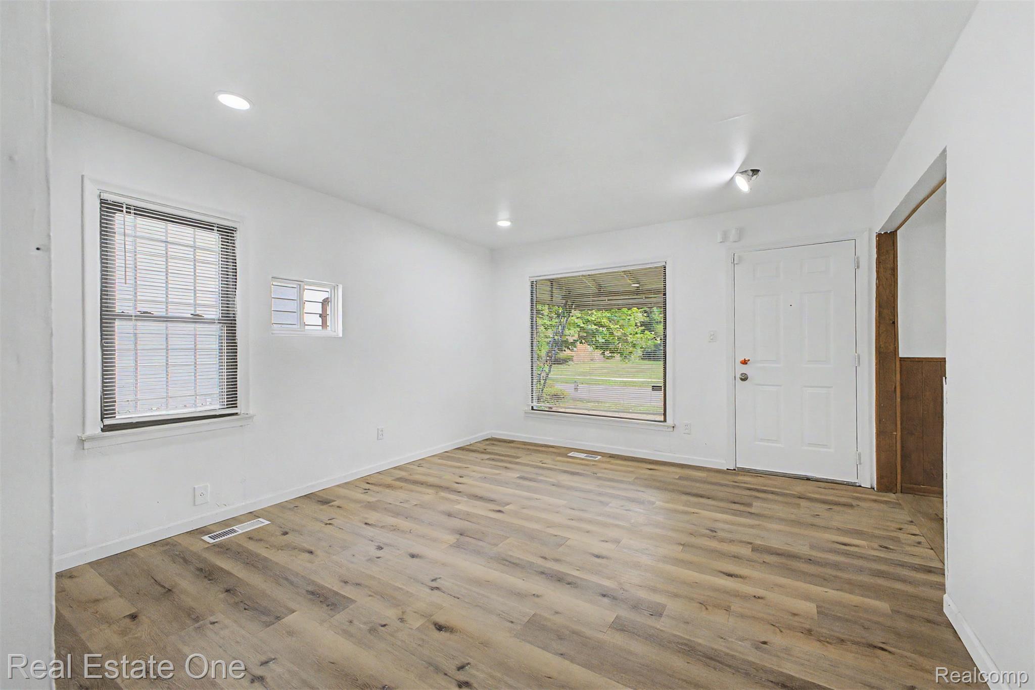 26809 Dartmouth Street Property Photo 5