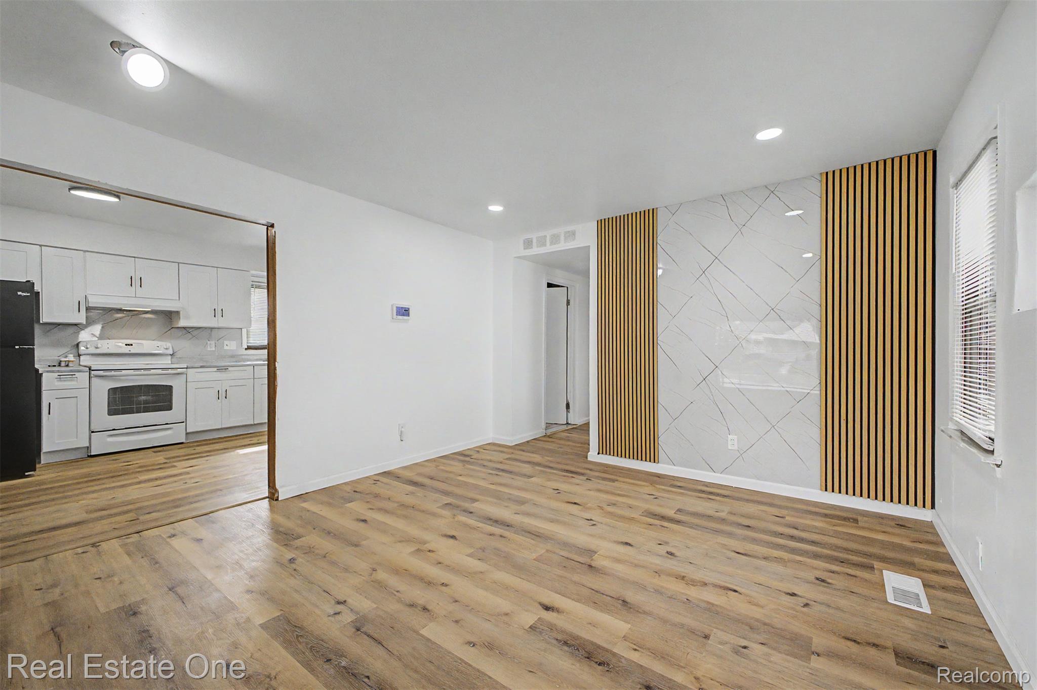 26809 Dartmouth Street Property Photo 9