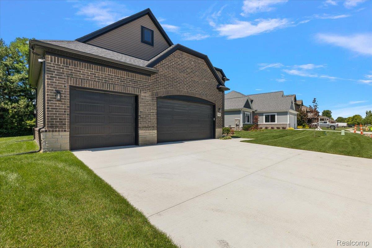 49241 London Bridge Drive Property Photo 3