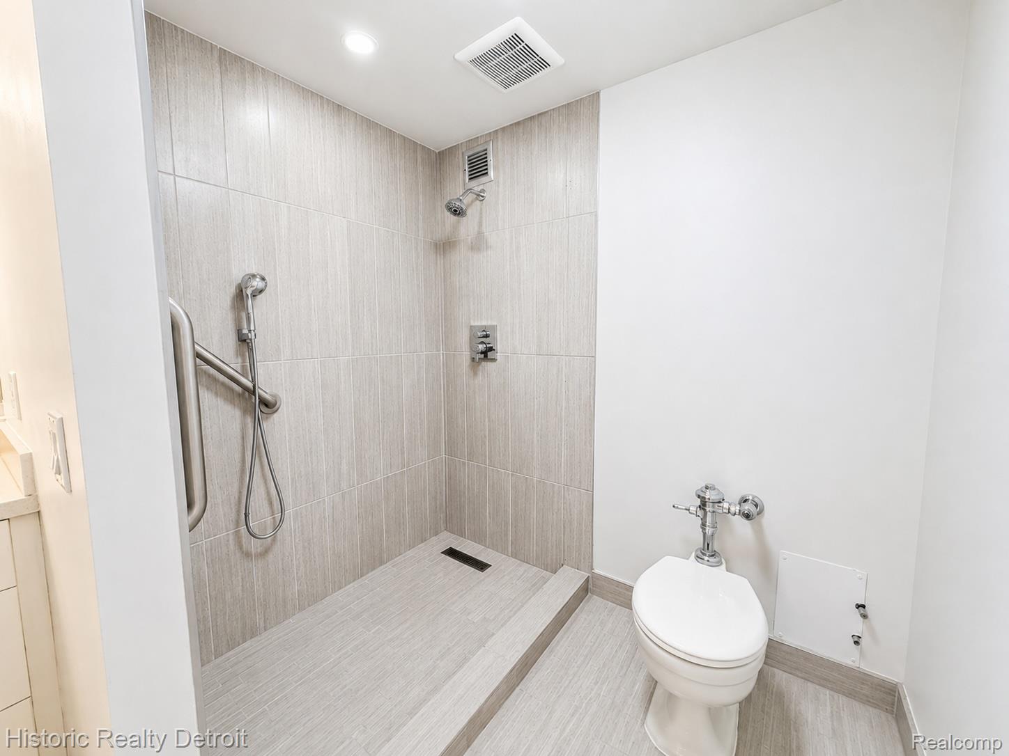 1300 E Lafayette 2102 Property Photo 16