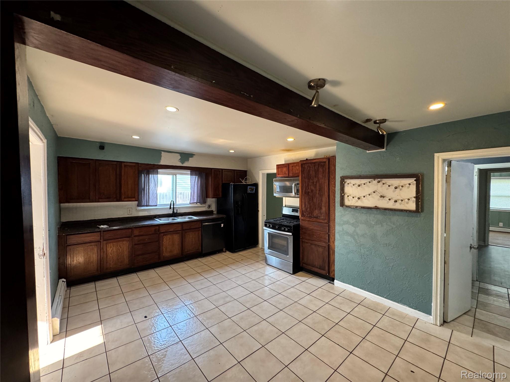 39691 Detroit Street Property Photo 4