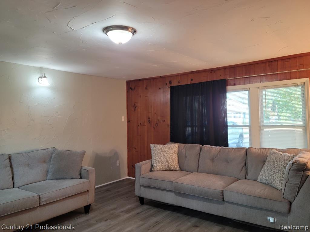 3225 Crooks Road Property Photo 14