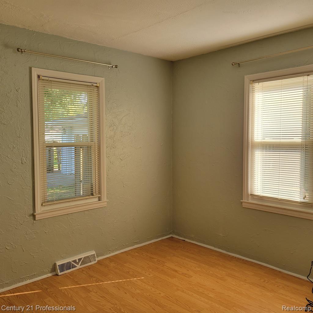 3225 Crooks Road Property Photo 17