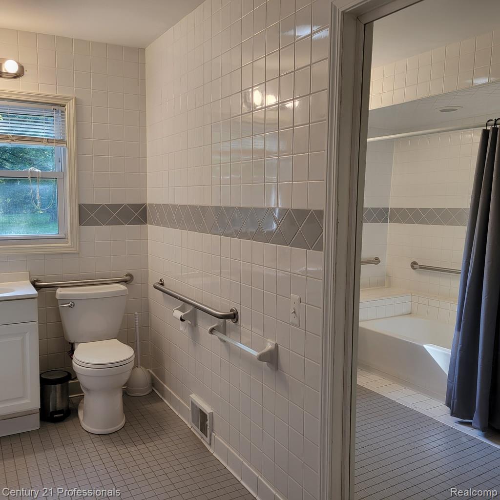 3225 Crooks Road Property Photo 18