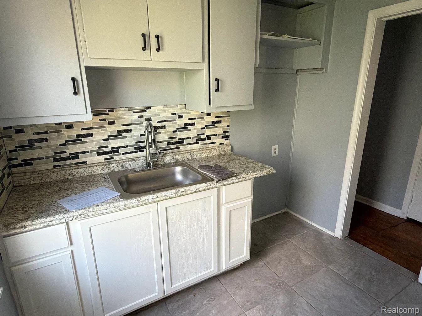 8661 Auburn Property Photo 4