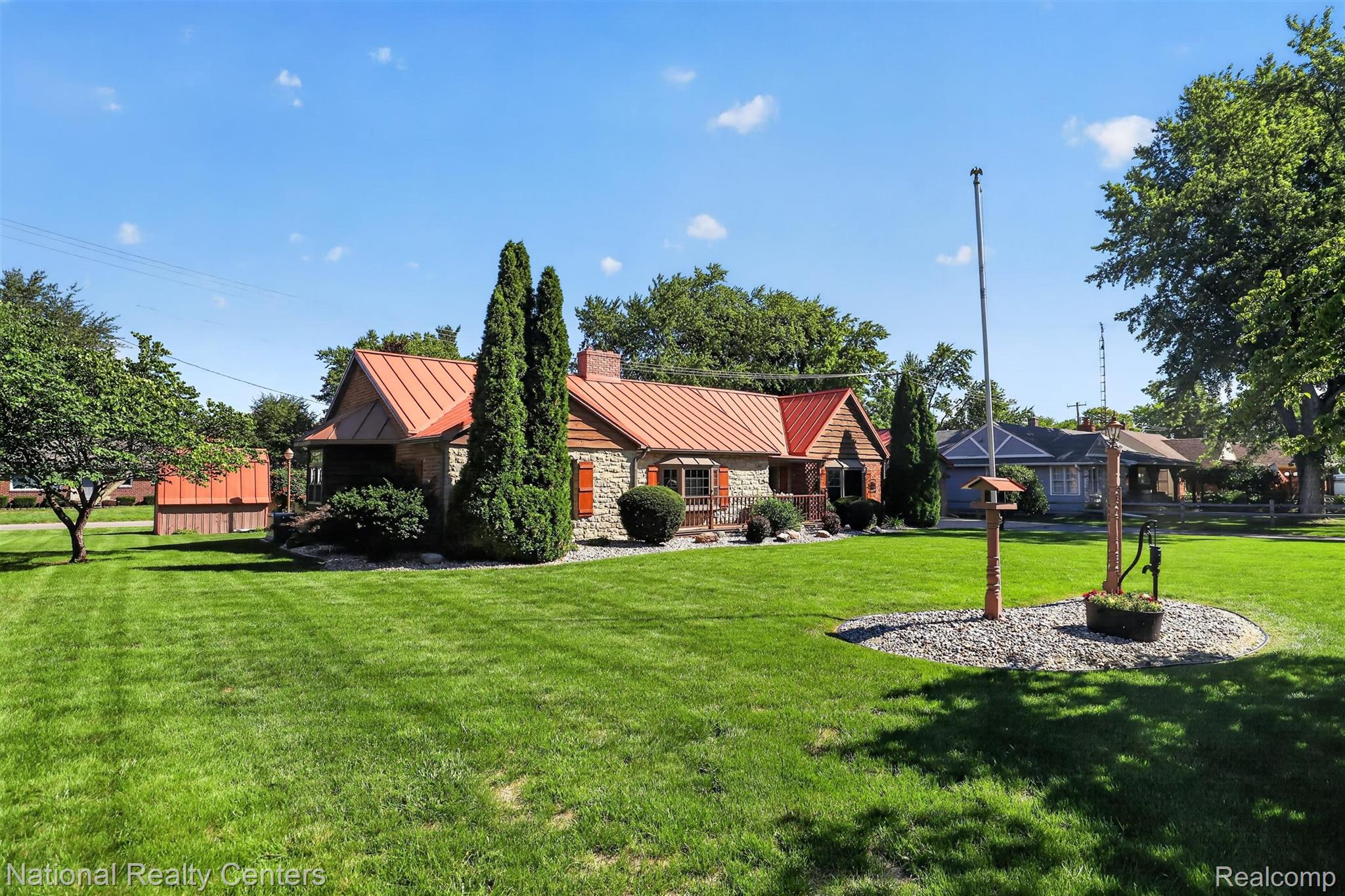 127 W Albain Road Property Photo 4