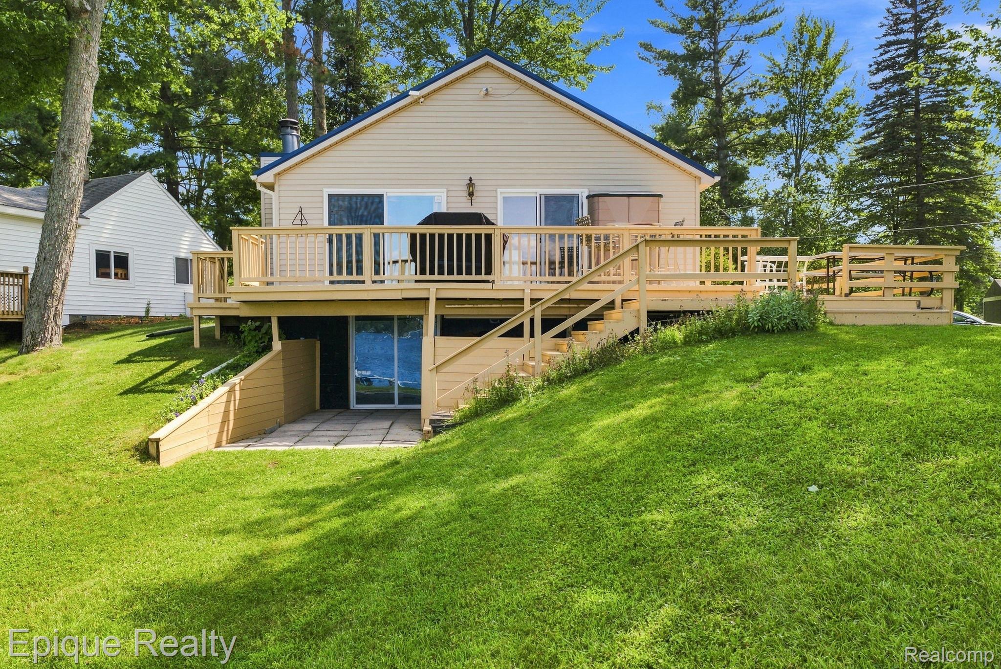 8946 Thomas Street Property Photo 1