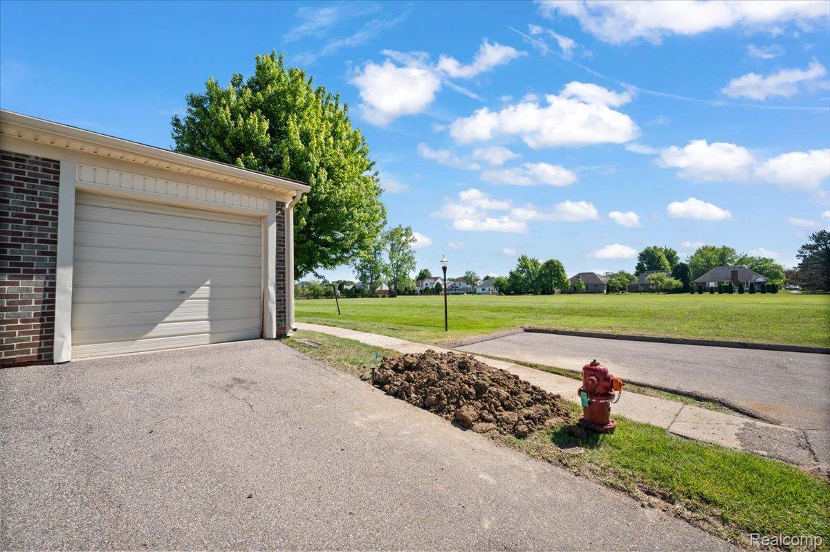 2824 Roundtree Drive Property Photo 2