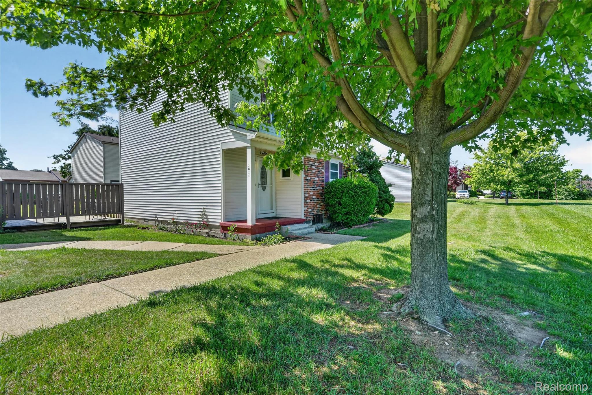 2824 Roundtree Drive Property Photo 3