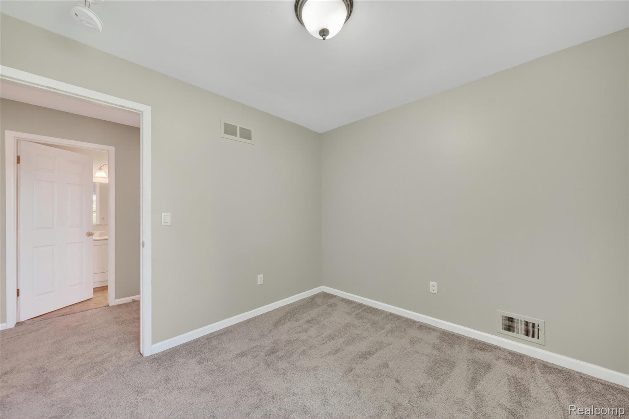 2824 Roundtree Drive Property Photo 29