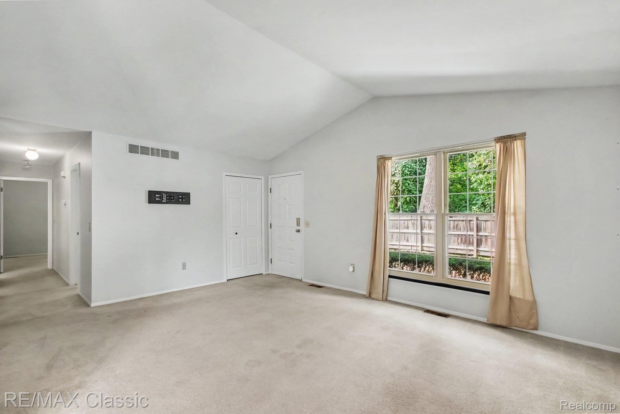 1489 Dover Hill Property Photo 3