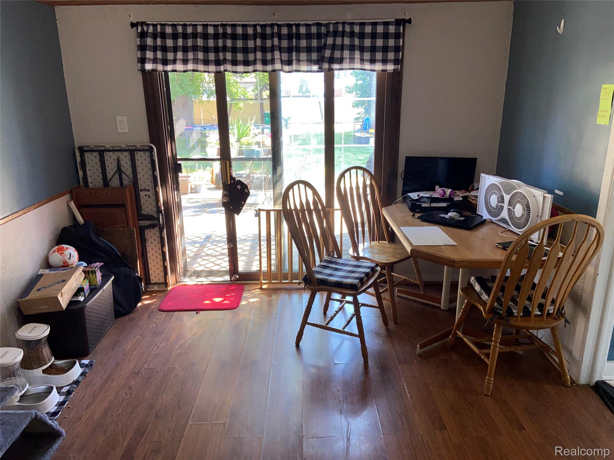 18550 Beechwood Street Property Photo 7