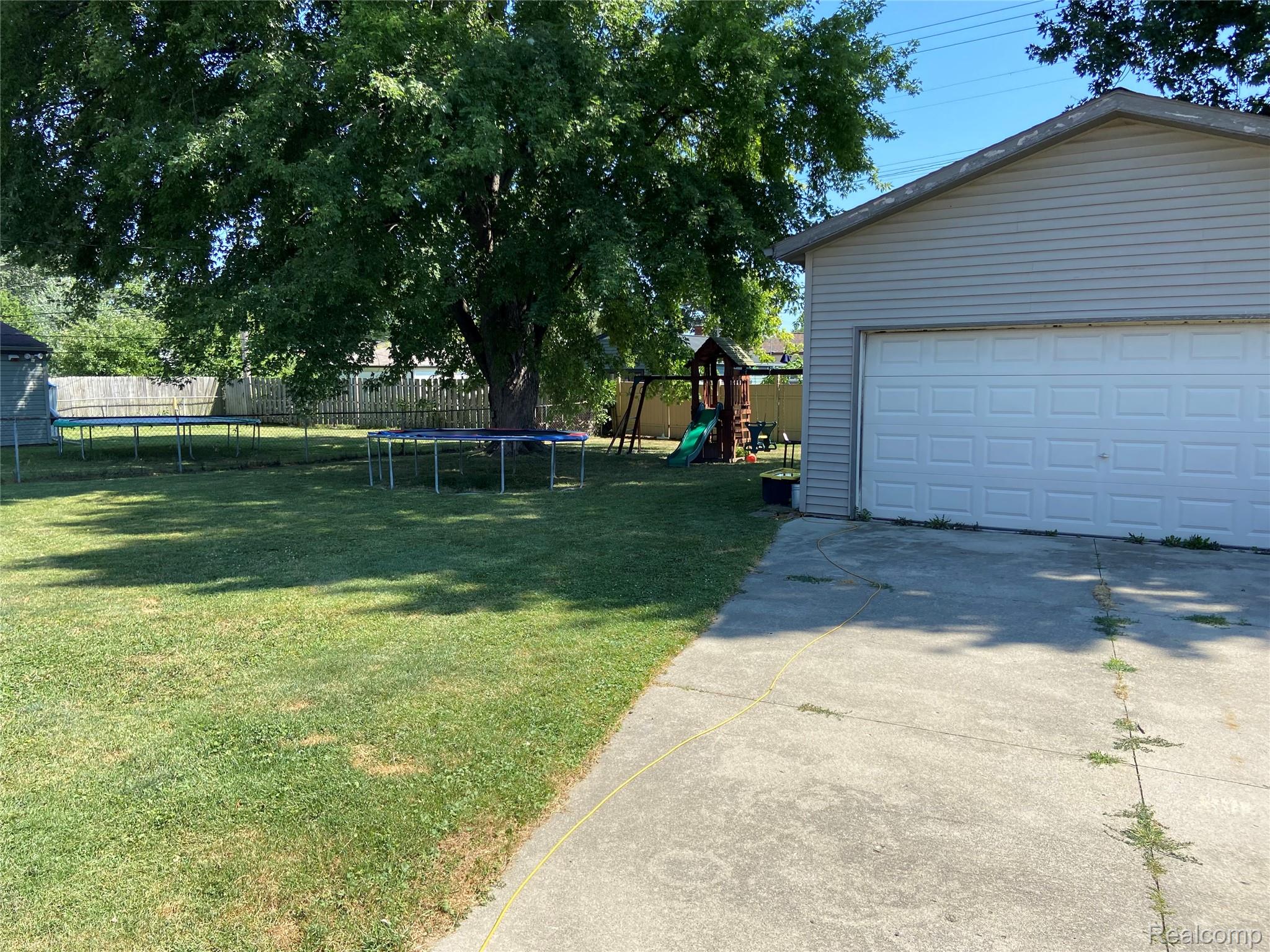 18550 Beechwood Street Property Photo 14