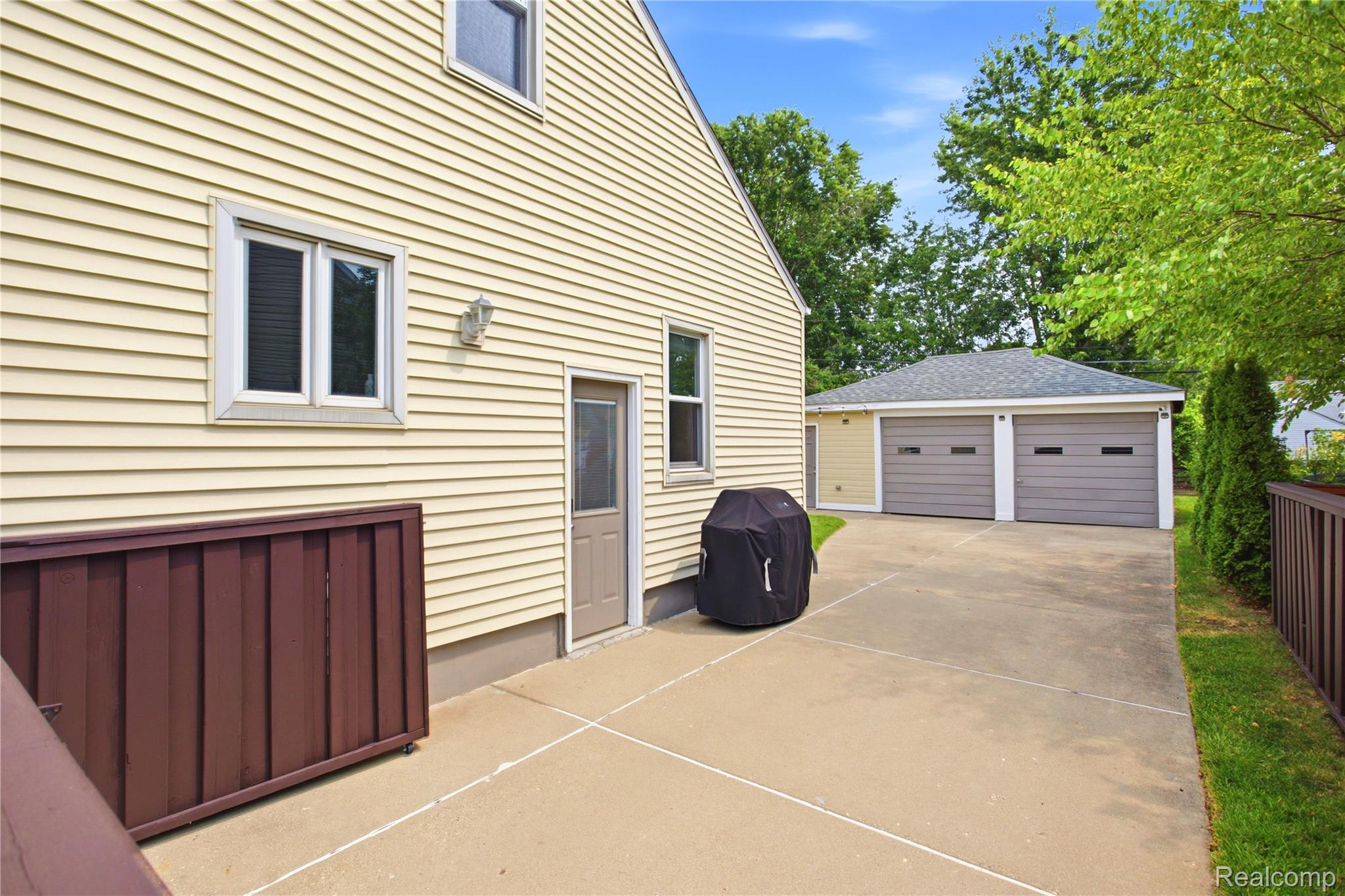 2060 Royal Avenue Property Photo 40