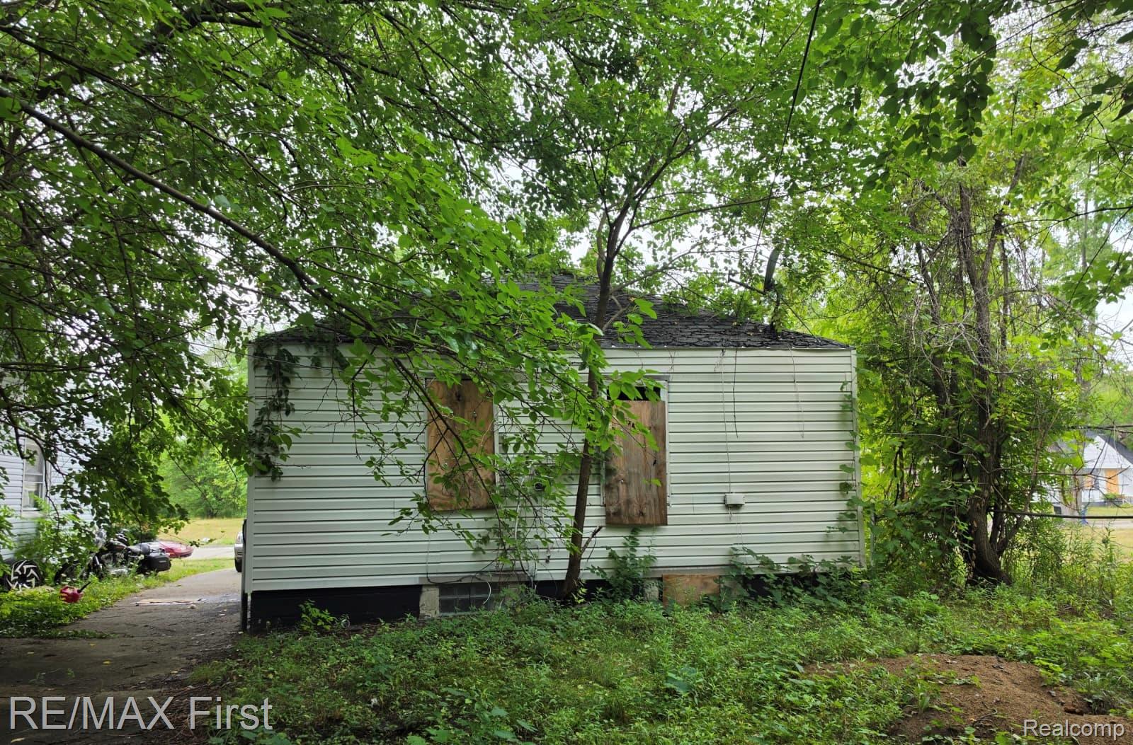 19384 Dresden Street Property Photo 3