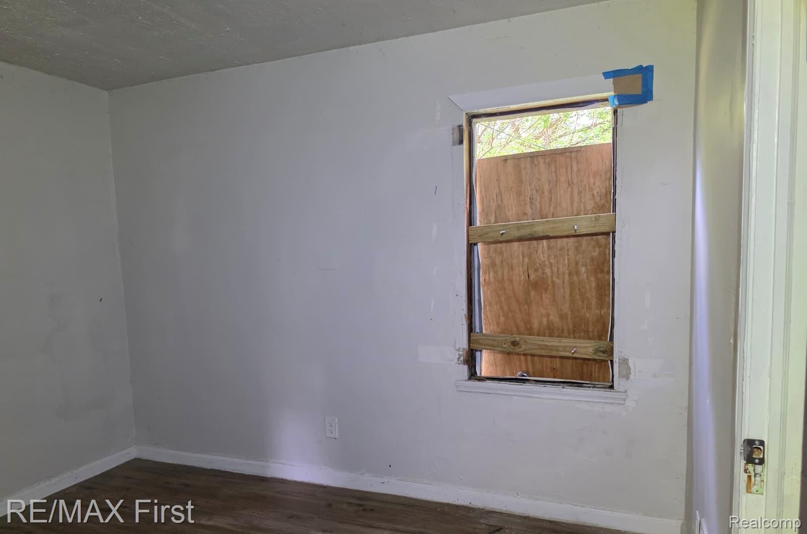 19384 Dresden Street Property Photo 7