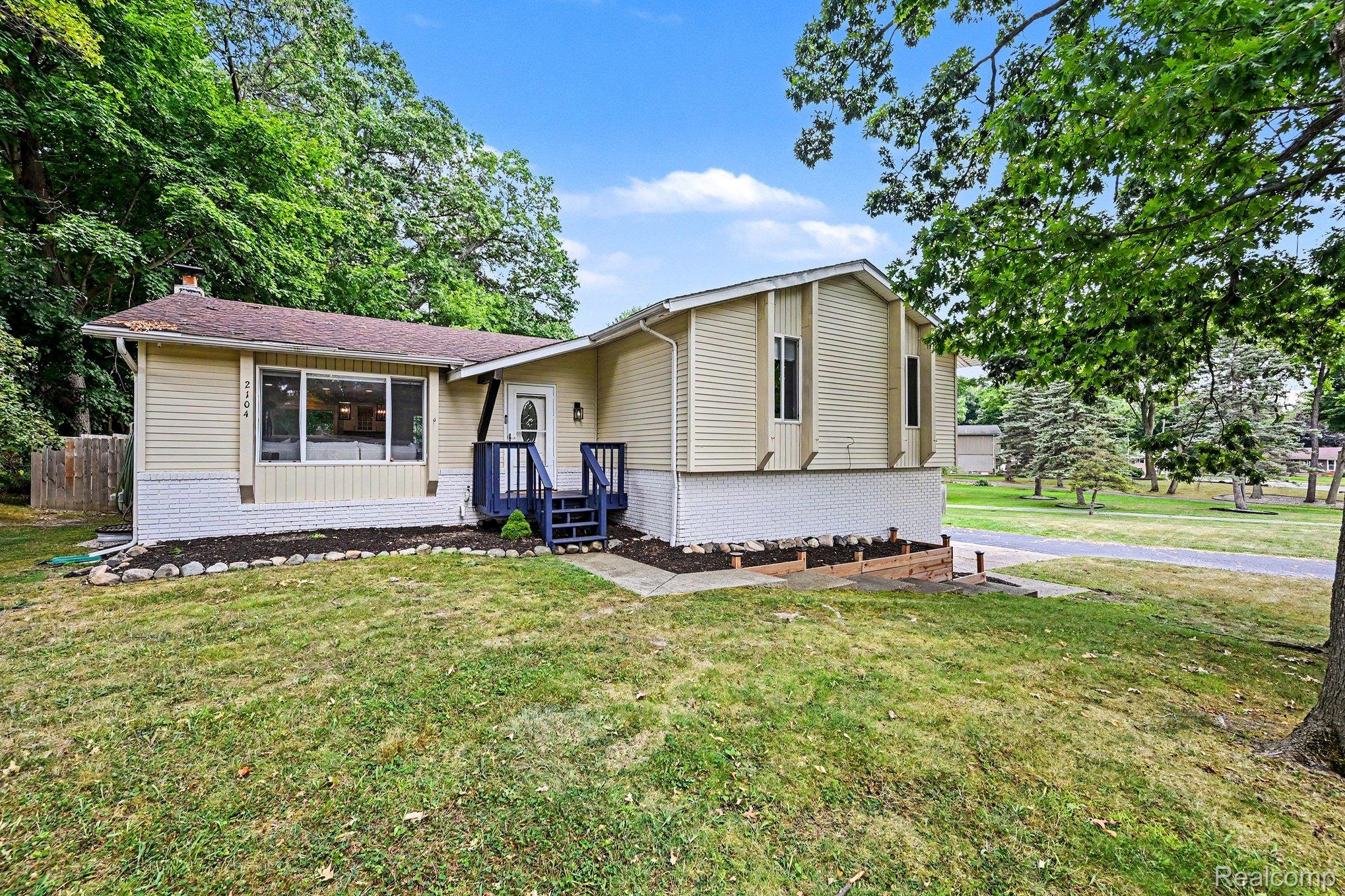 2104 Highfield Road Property Photo 1