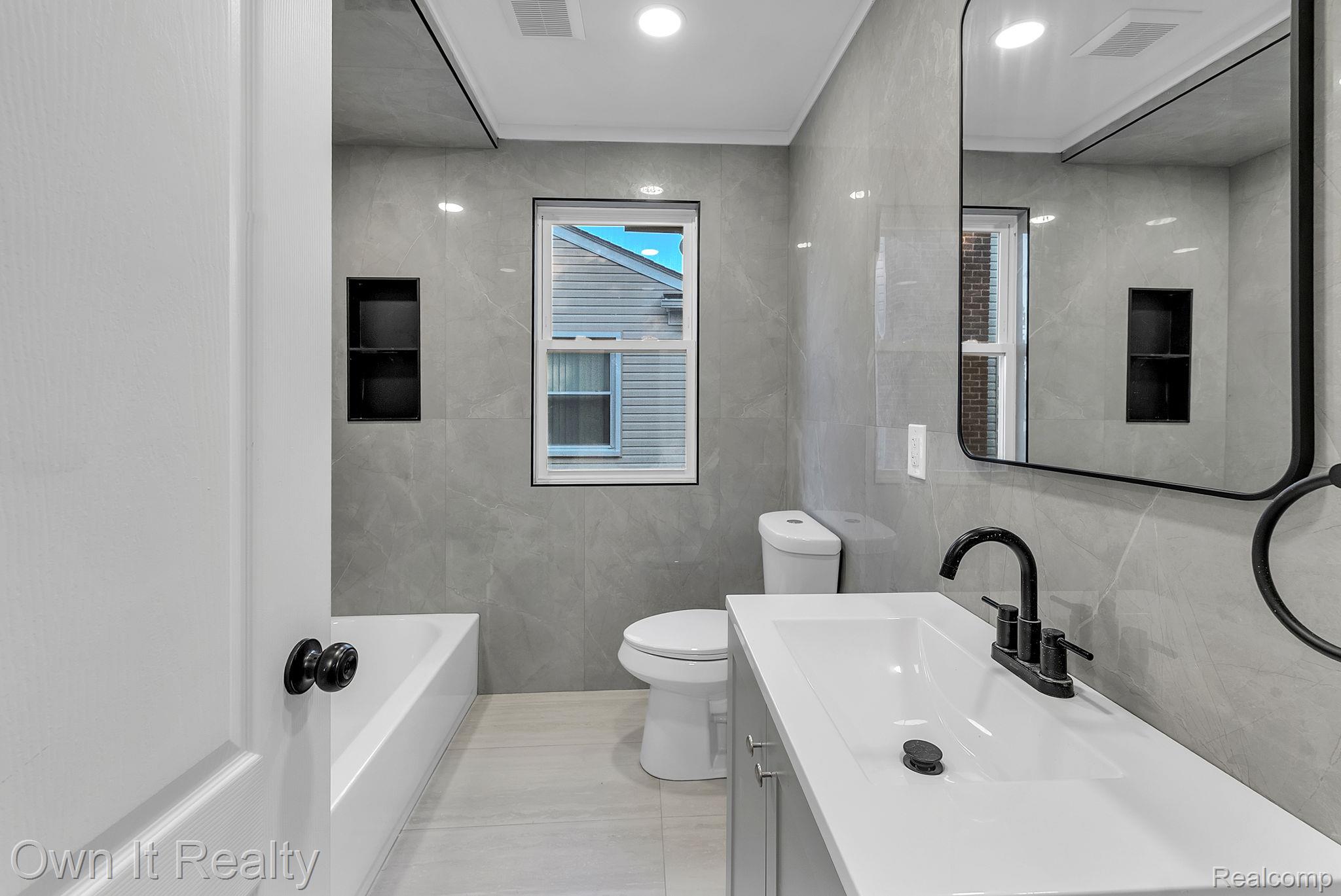 4316 Lakewood Street Property Photo 8
