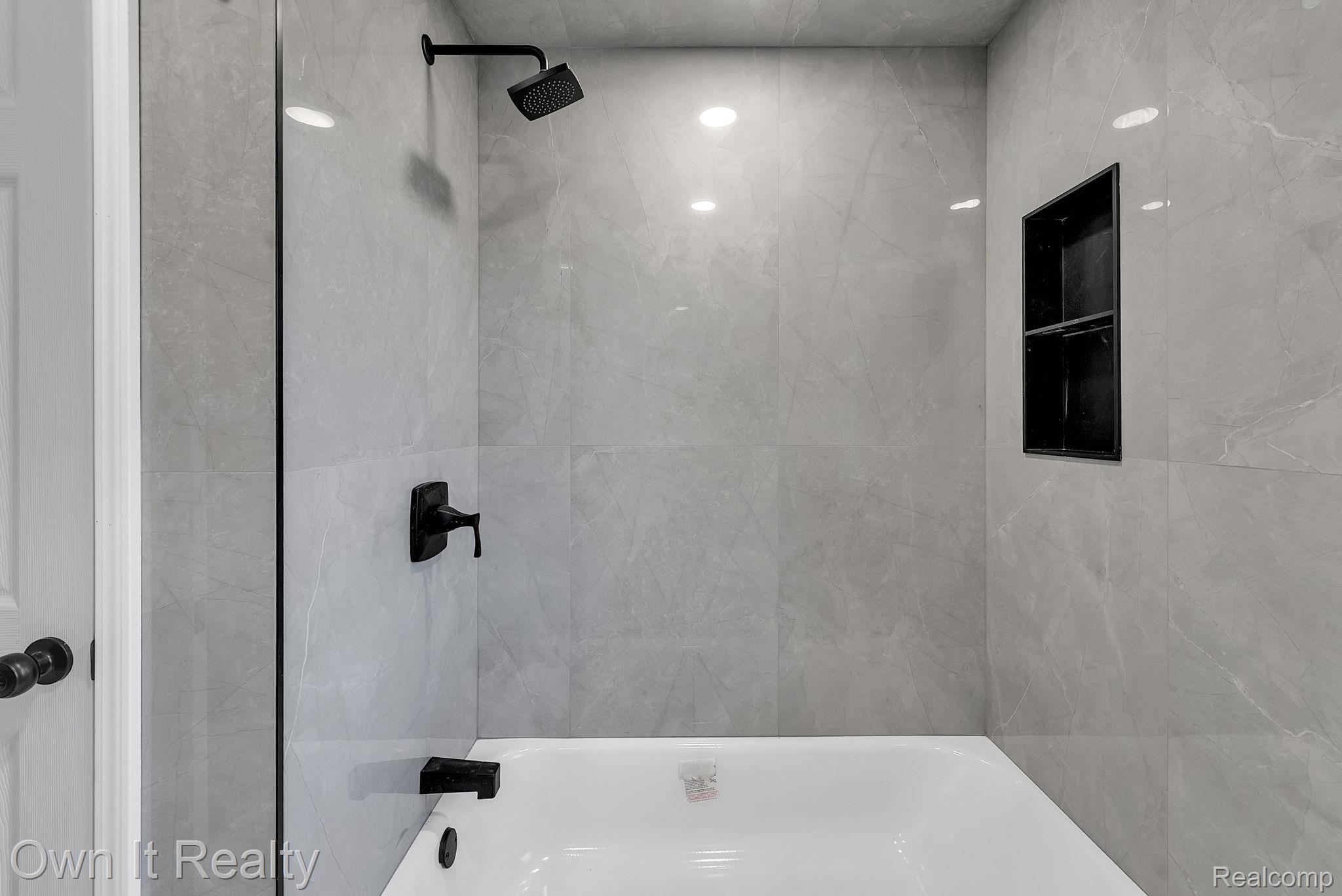 4316 Lakewood Street Property Photo 9