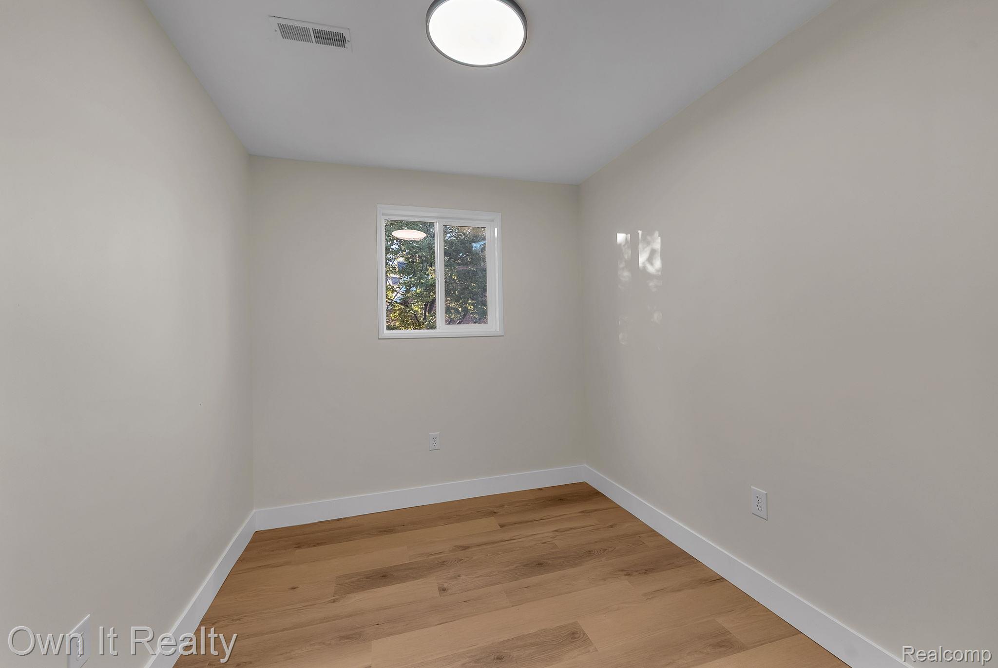 4316 Lakewood Street Property Photo 10