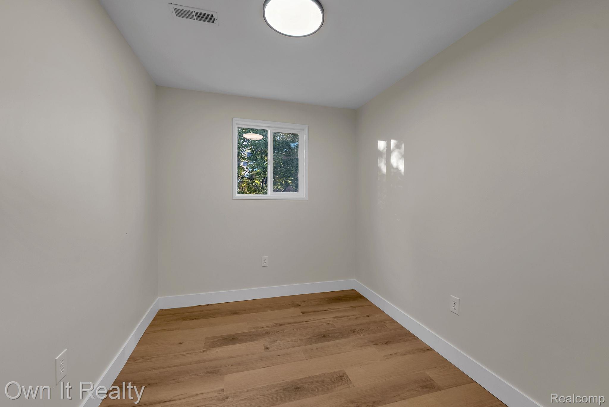 4316 Lakewood Street Property Photo 15
