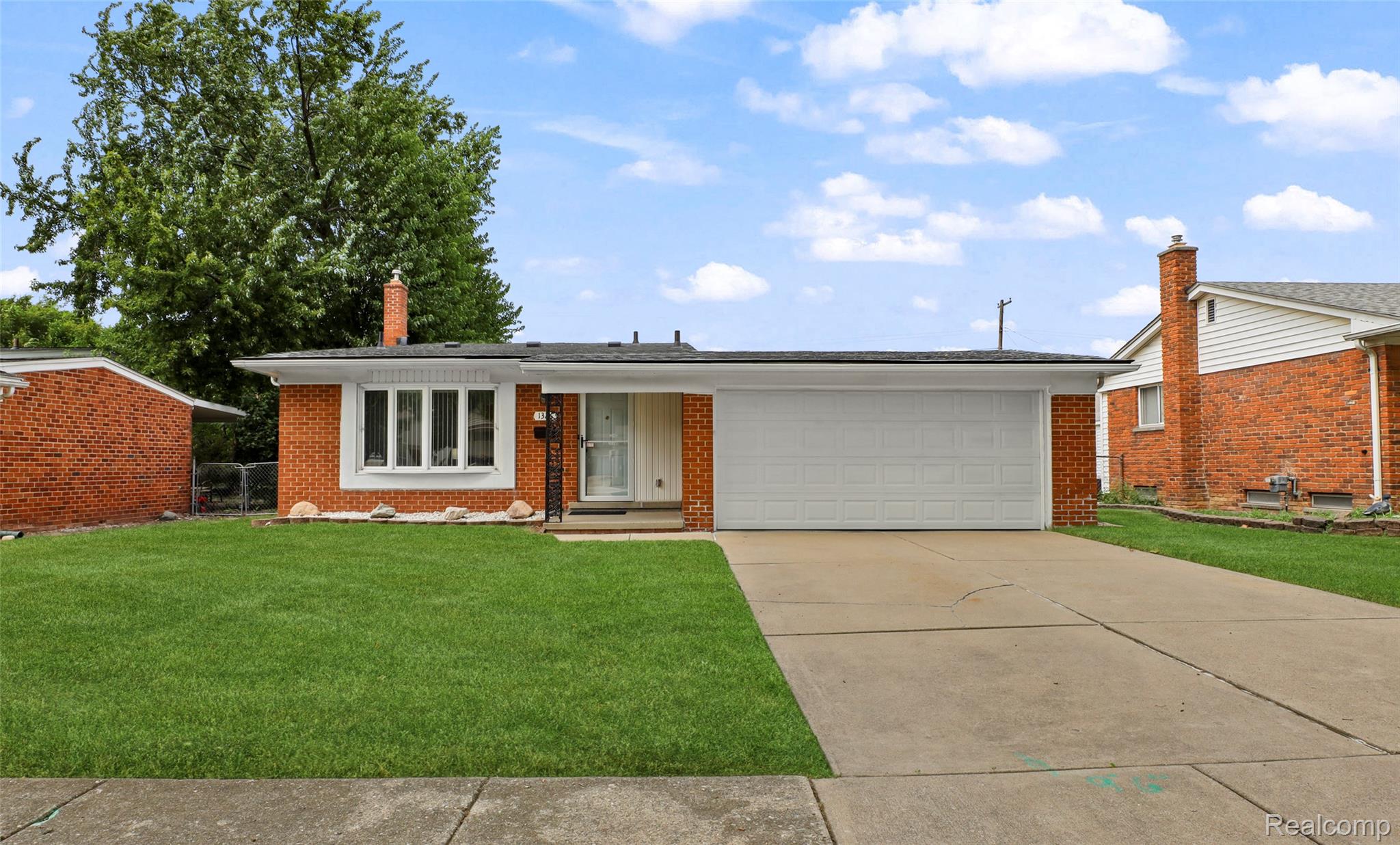 1326 W Elmwood Avenue Property Photo 1